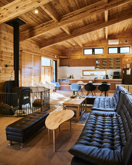 木の香りに包まれるリビングルーム