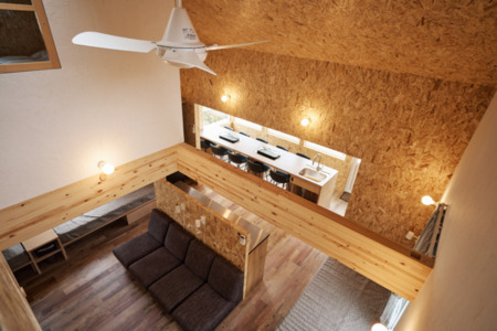 2階吹き抜けからリビングの眺め