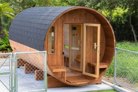 国産ヒノキを使用した大型バレルサウナ
