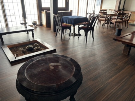 リビングの囲炉裏と麻雀台(手積み)