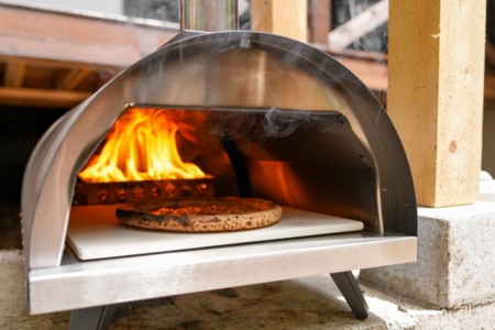 400度近くまで温度があがる本格ピザ窯